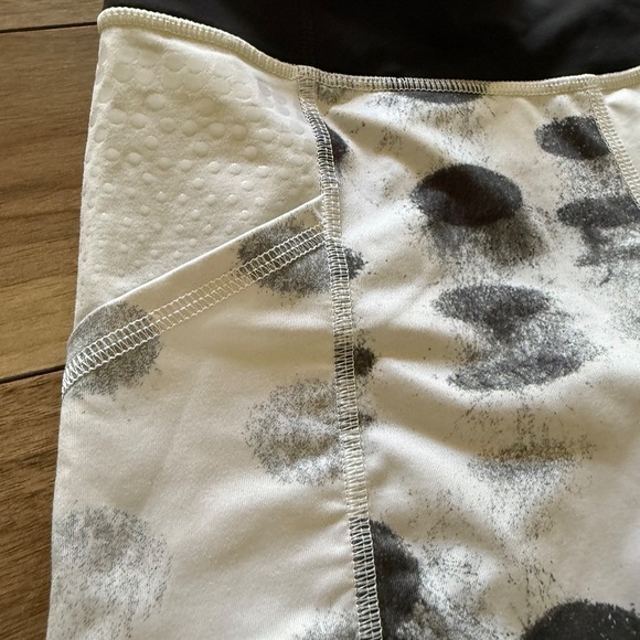 Lululemon Run: Dart and Dash Short | Size 6 | Seaside Dot White/Black - Picture 6 of 7